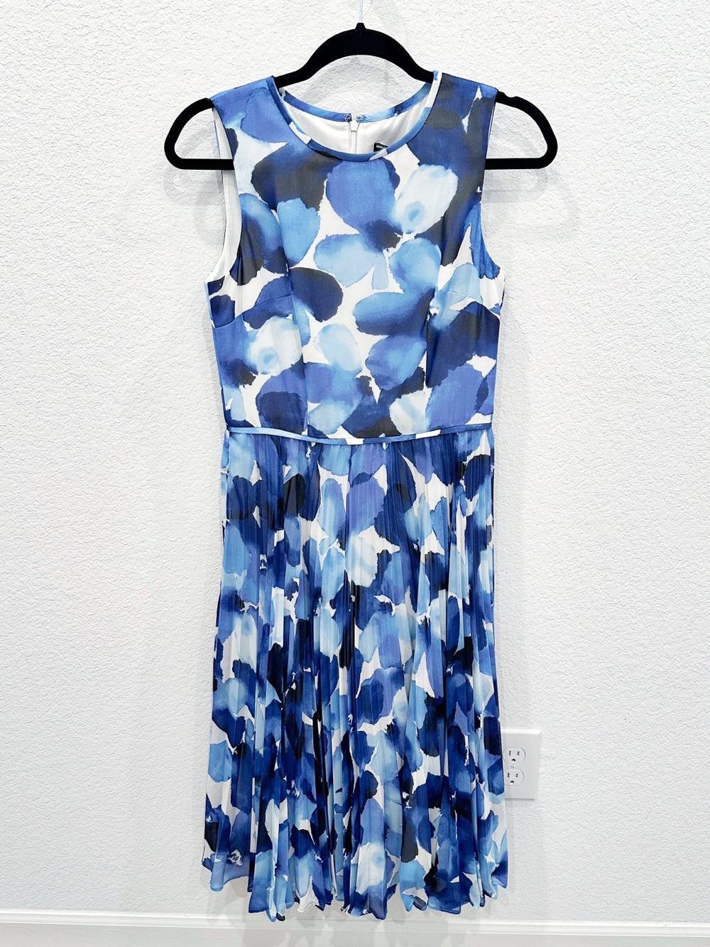Maggy London Sleeveless Blue Floral Pleated Midi Dress Size 4